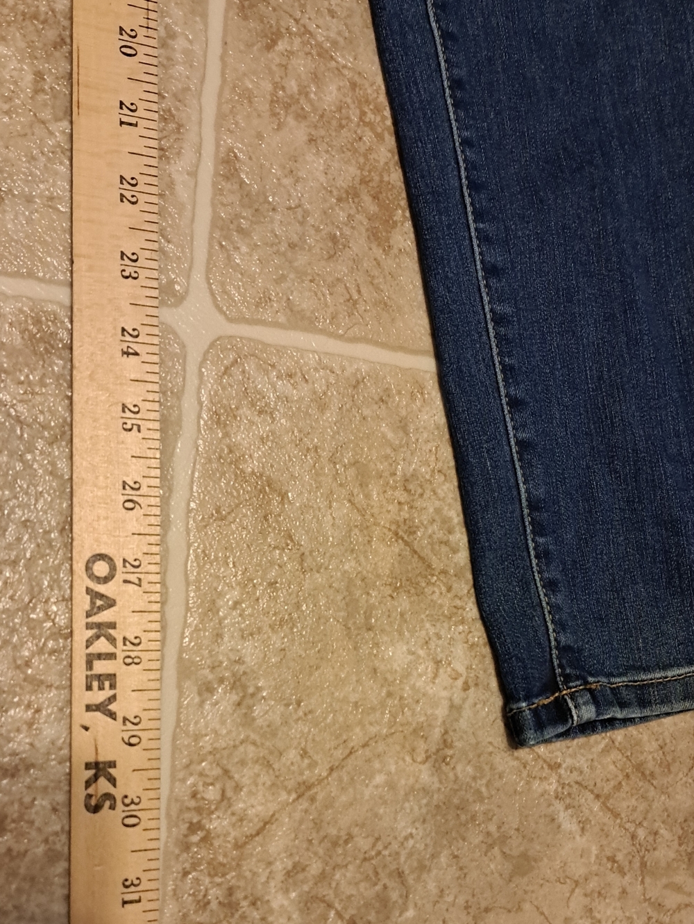 Universal Thread Women's Mid-Rise Dark Wash Skinny Jeans. Size 6/28R. - Picture 8 of 13